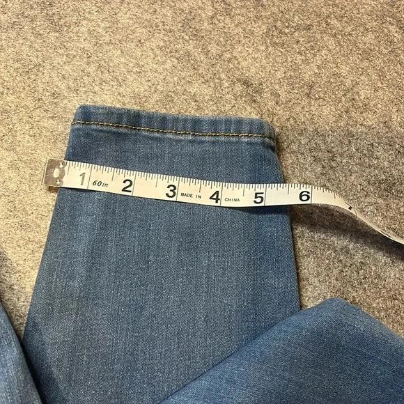 Universal Thread Mid Rise  Skinny, Light Wash - Picture 2 of 11